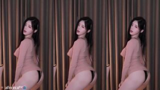 Korean BJ Ham JJing dances sexily