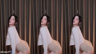 Korean BJ dances to Hyuna LIP&HIP cover